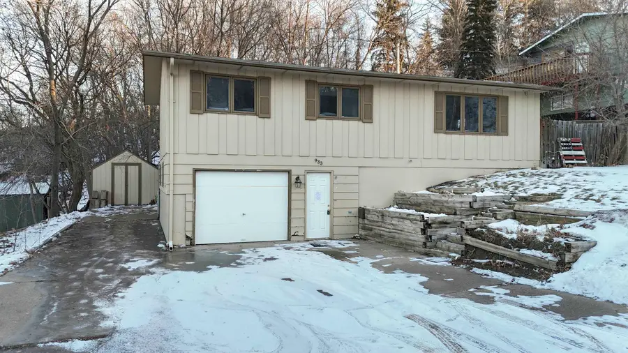 933 Hiawatha St, Minot, ND 58701-4839 - Image #3