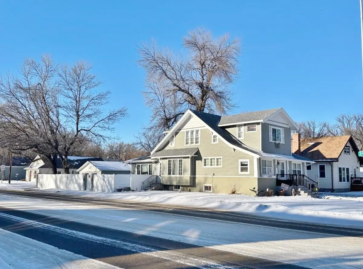 301 8th St NW, Minot, ND 58703-3063 - Image #1