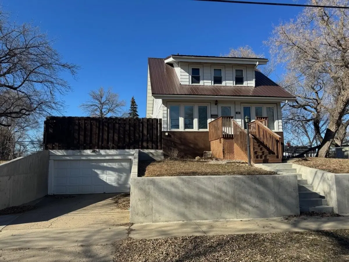 209 8th Ave SE, Minot, ND 58701 - #1