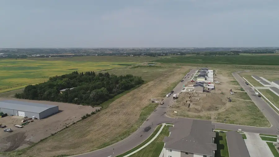 2033 & 2035 35th St NW, Minot, ND 58703 - Image #3