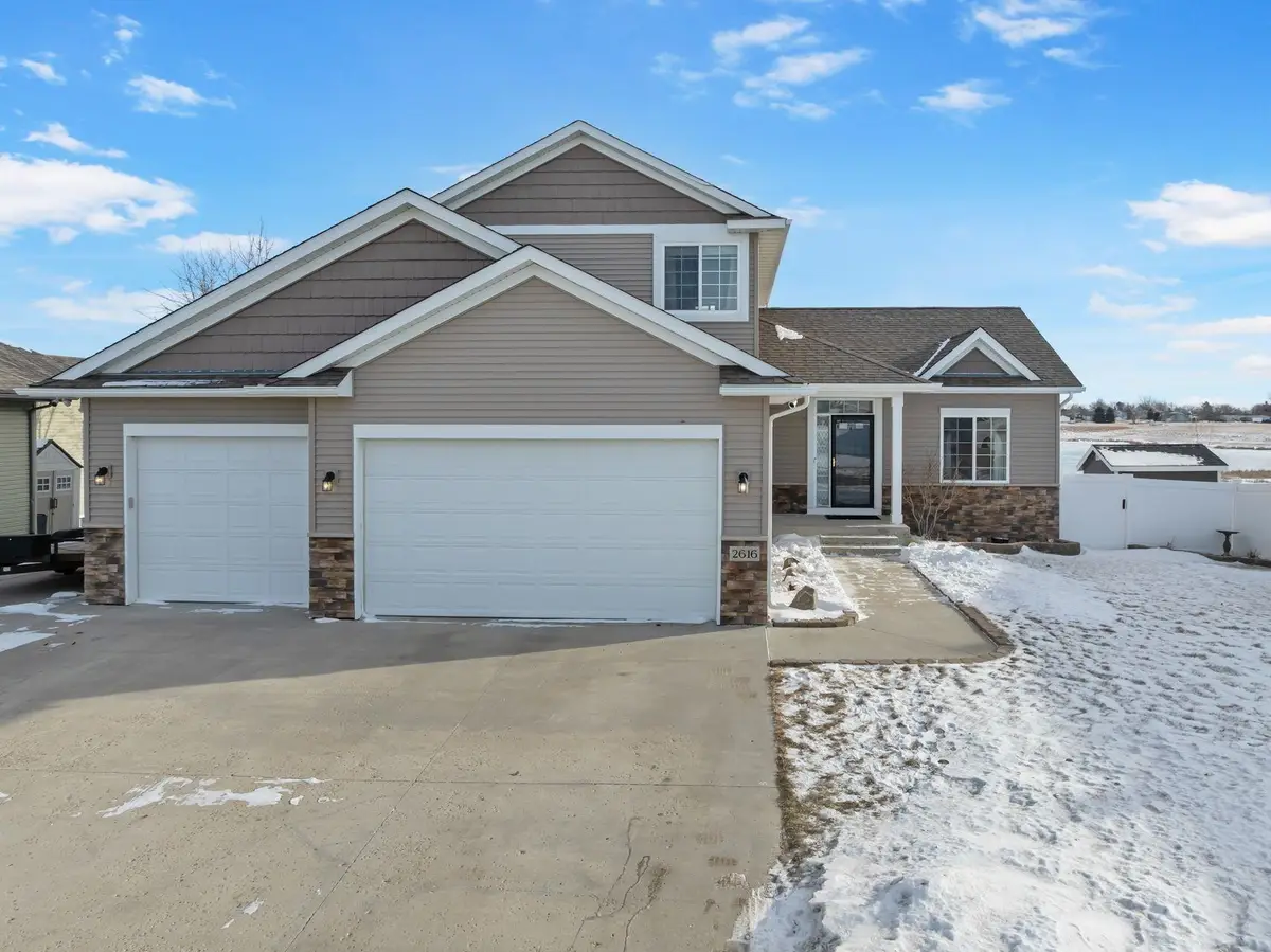 2616 17TH ST NW, Minot, ND 58703 - Image #1