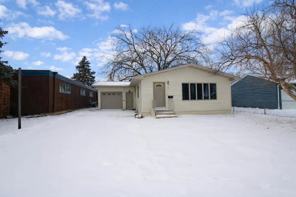 5 NW 19th St, Minot, ND 58703 - Image #1
