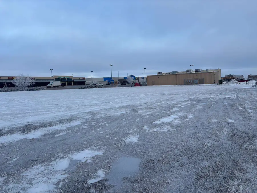 325 40th Ave SW, Minot, ND 58701 - Image #2