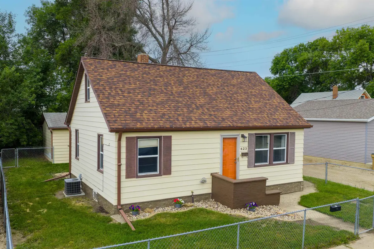 423 9th AVE, Minot, ND 58701 - Image #1