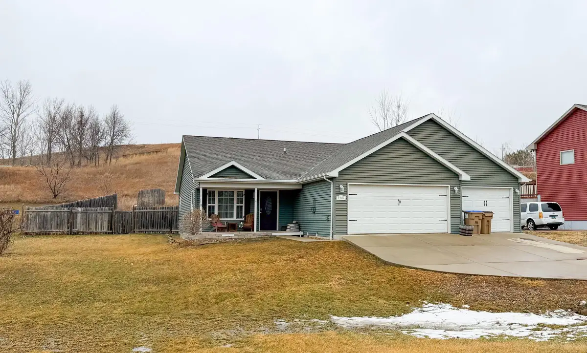 1735 Rivers Edge Dr SE, Minot, ND 58701 - Image #1