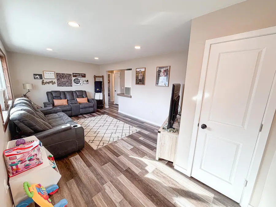 1612 1st St SE, Minot, ND 58701 - Image #2