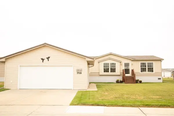 709 Foxtail Drive, Minot, ND 58701