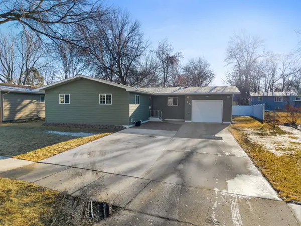 15 SW 22nd St, Minot, ND 58701