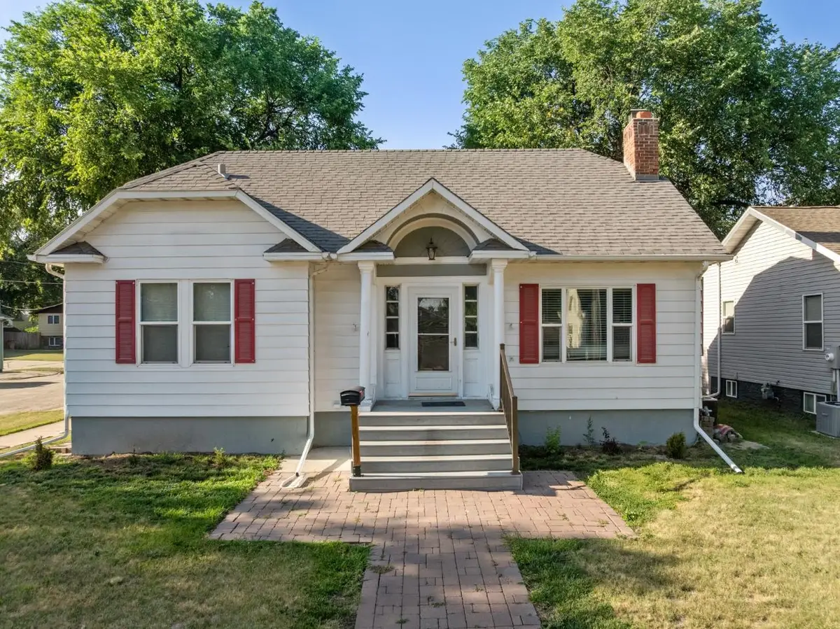 846 University Ave W, Minot, ND 58703-2250 - #1