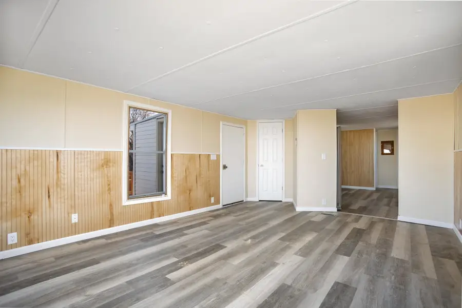 406 31st Ave SE, Minot, ND 58701 - #3