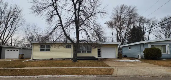 2525 Skyline Dr NW, Minot, ND 58703