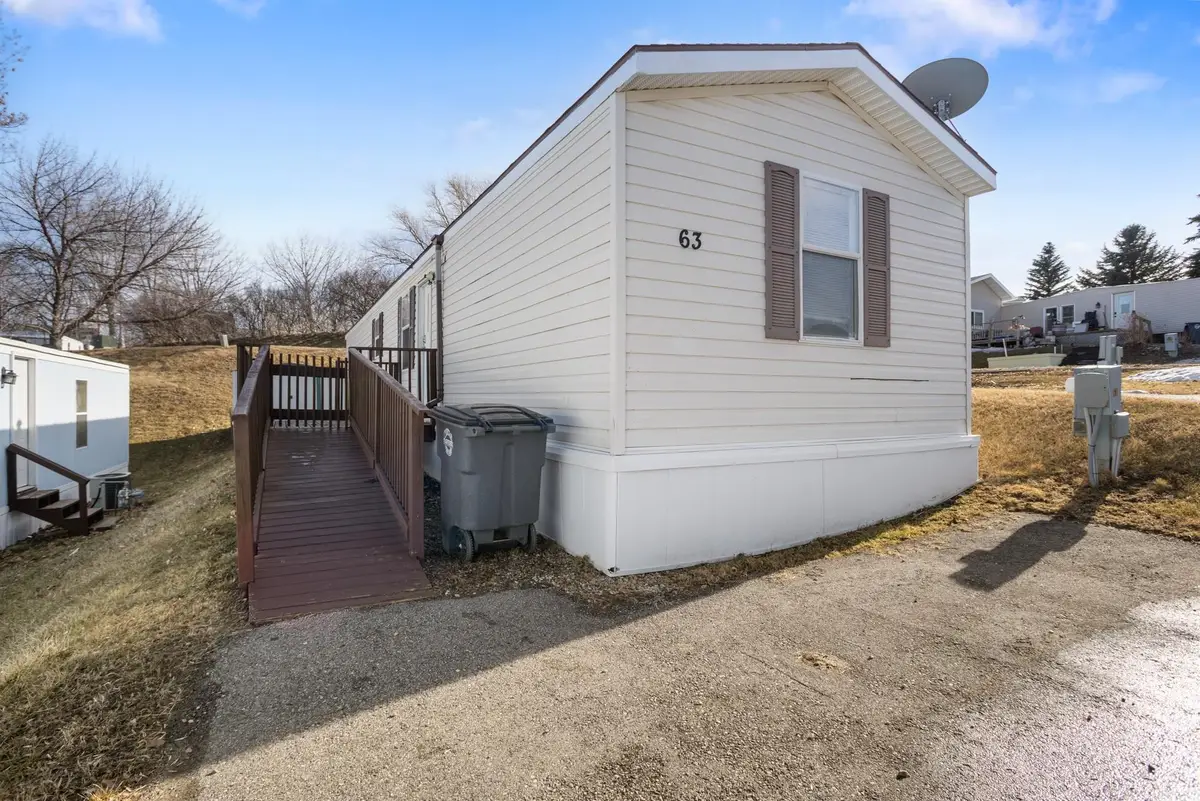 1500 18th St SW, Minot, ND 58701 - #1