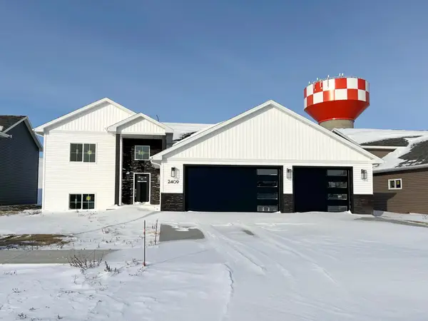 2409 15th St, Minot, ND 58703