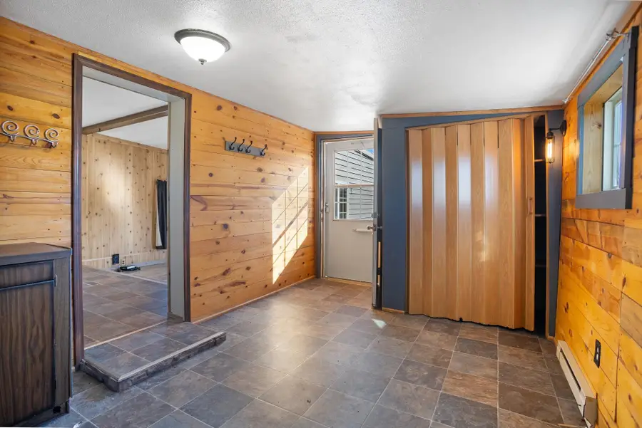 405 31st Ave SE, Minot, ND 58701 - #2