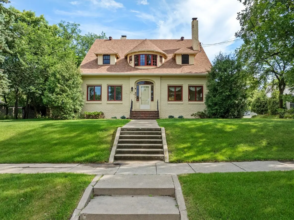 318 8th Ave SE, Minot, ND 58701 - #1