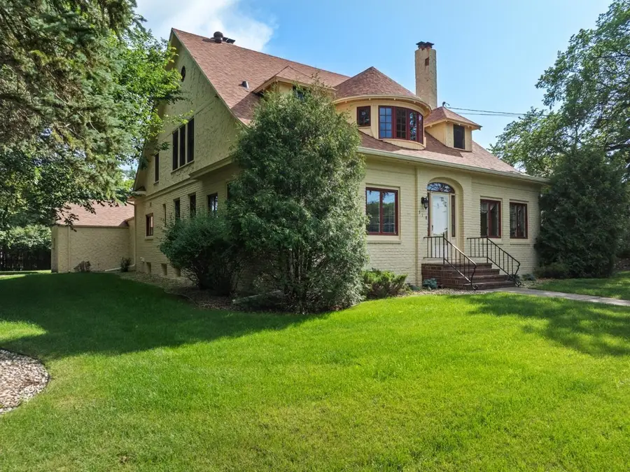 318 8th Ave SE, Minot, ND 58701 - #2