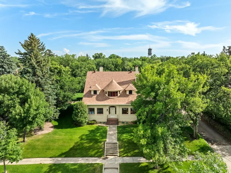 318 8th Ave SE, Minot, ND 58701 - #3