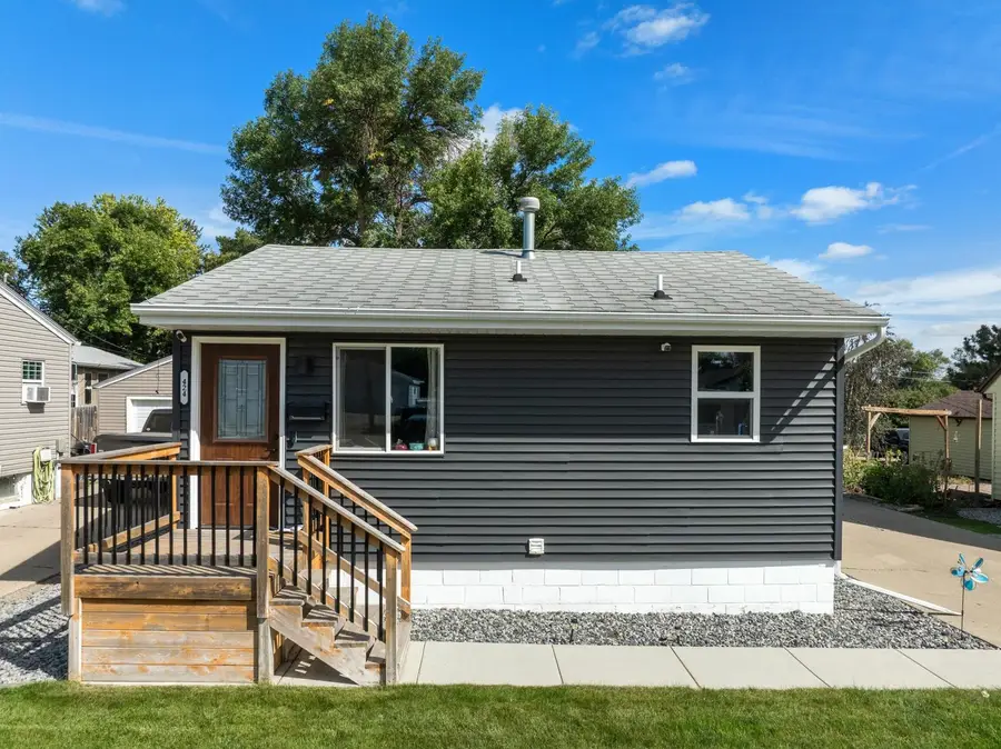 424 23rd St NW, Minot, ND 58703 - #2