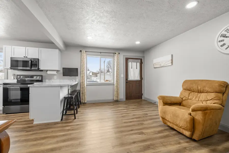 424 23rd St NW, Minot, ND 58703 - #3