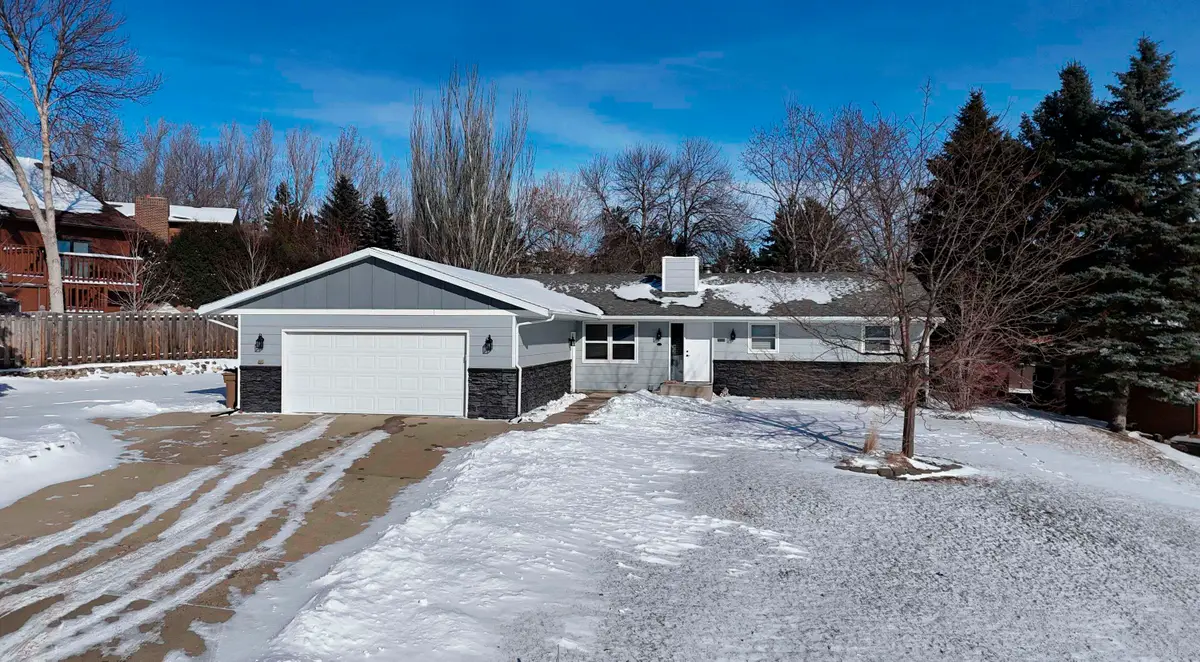 916 26th St NW, Minot, ND 58703 - #1