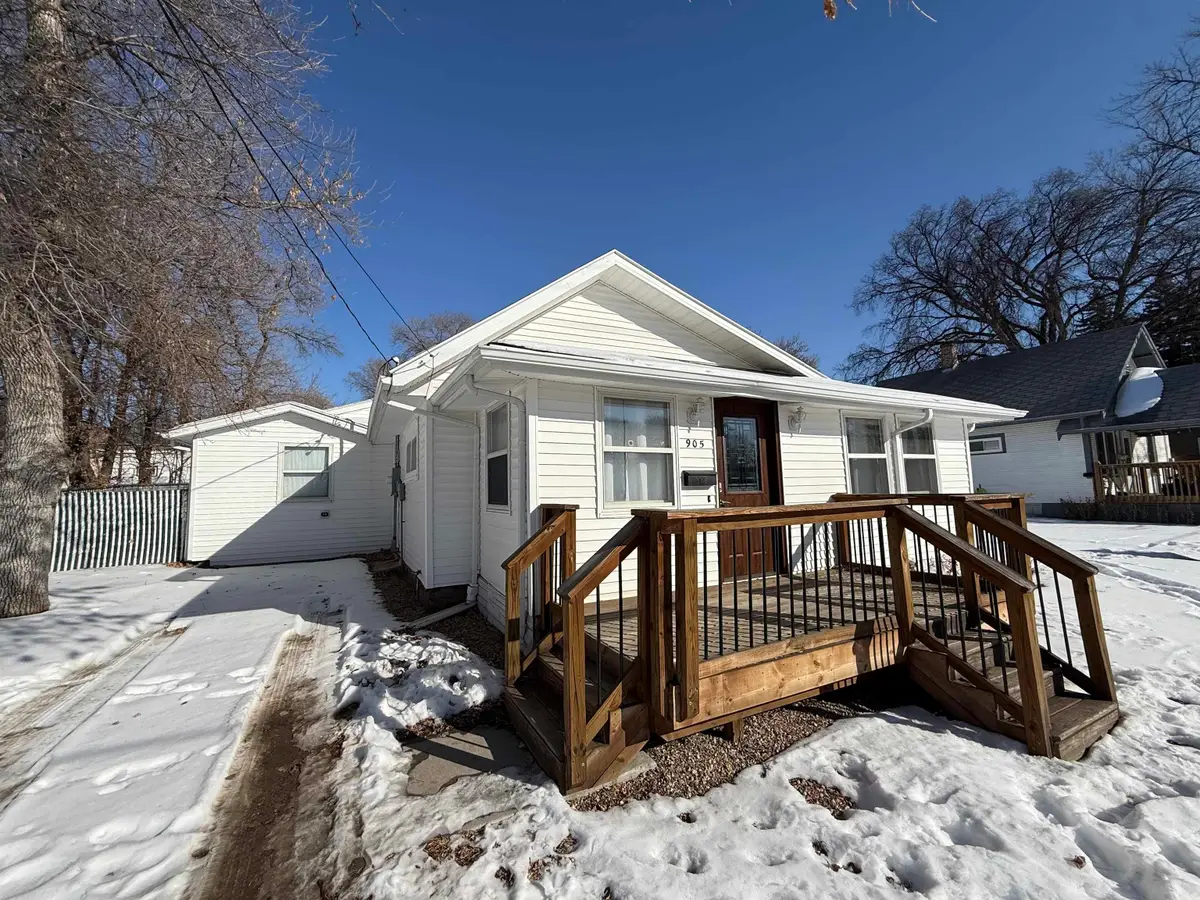 905 NE 8th Ave, Minot, ND 58703 - #1