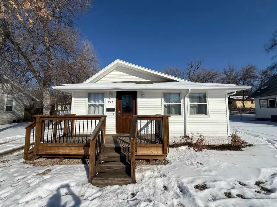 905 NE 8th Ave, Minot, ND 58703 - #2
