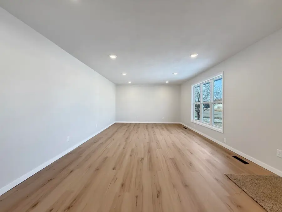 2 39th Ave. SE, Minot, ND 58701 - #3