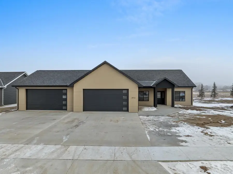 3717 45TH ST SE, Minot, ND 58701 - #2