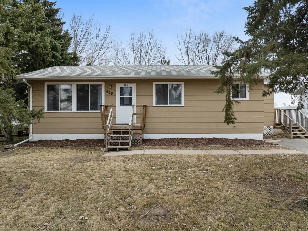 925 40th St SE, Minot, ND 58701 - #1