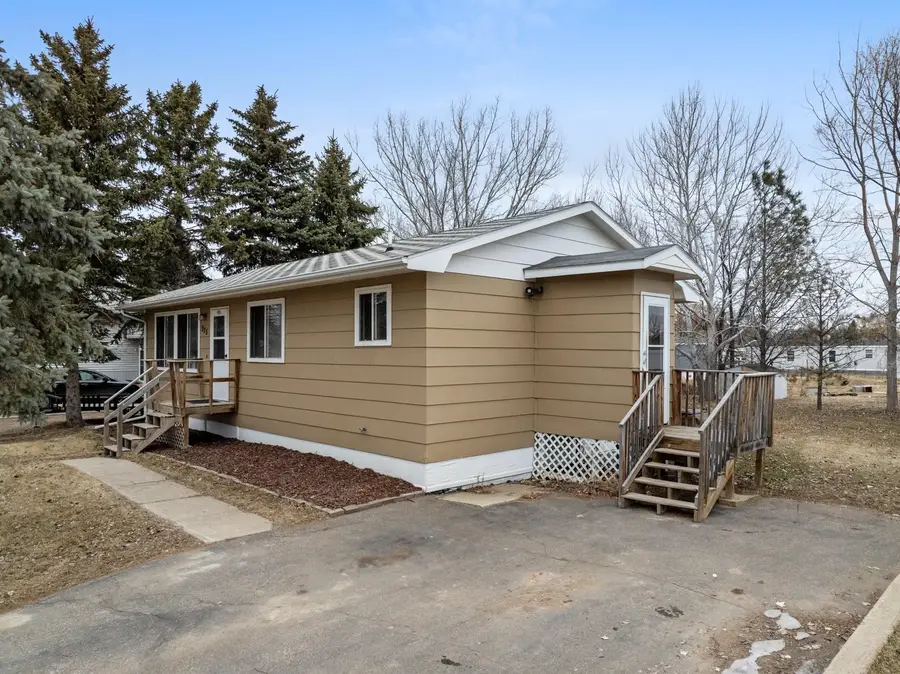 925 40th St SE, Minot, ND 58701 - #2