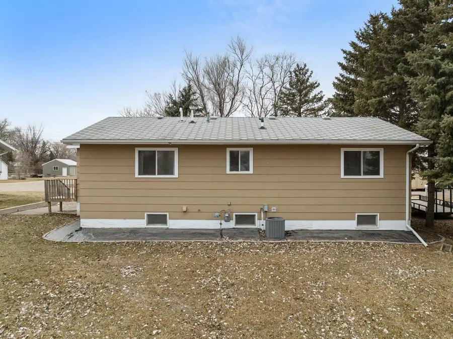925 40th St SE, Minot, ND 58701 - #3