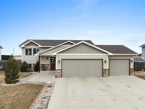 2704 Heritage Dr, Minot, ND 58703