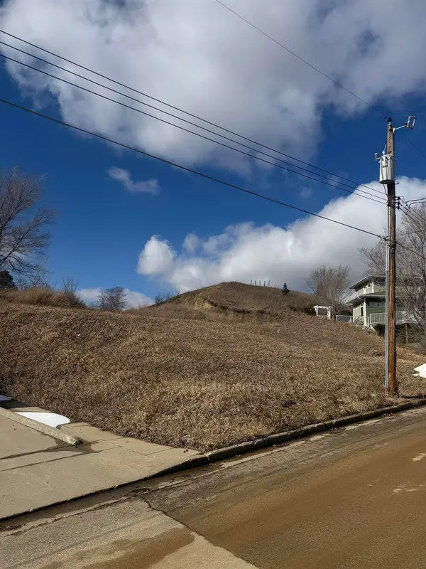 1115 Robert St, Minot, ND 58703