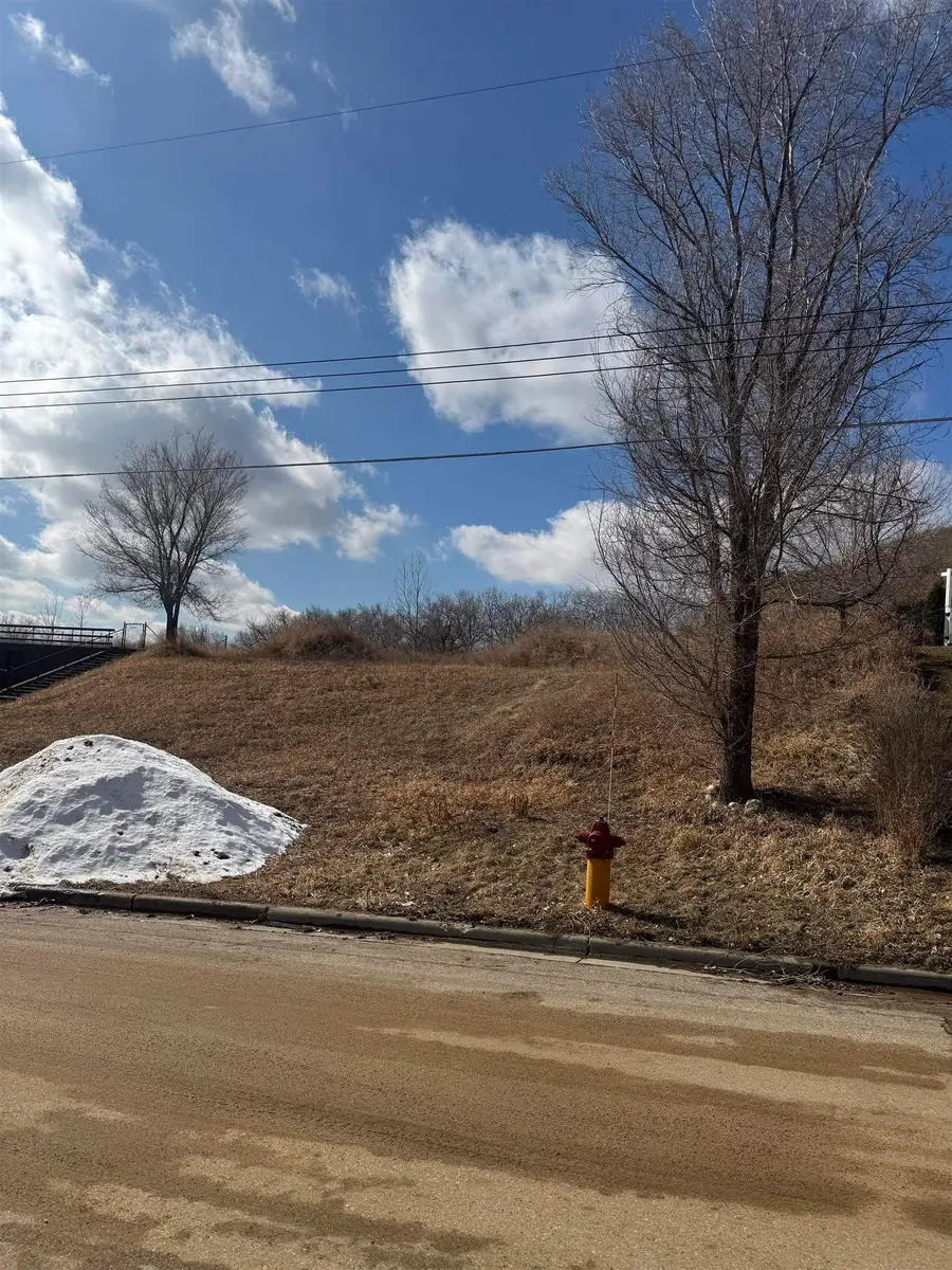 1115 Robert St, Minot, ND 58703 - #3