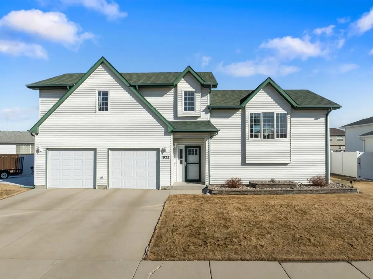 1923 25th St SW, Minot, ND 58701 - #1