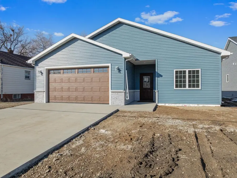 1706 W Central Ave, Minot, ND 58701 - #2