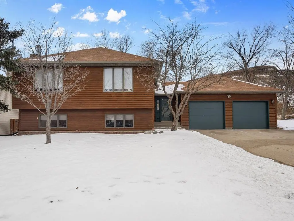 1213 7th St NE, Minot, ND 58703 - #1