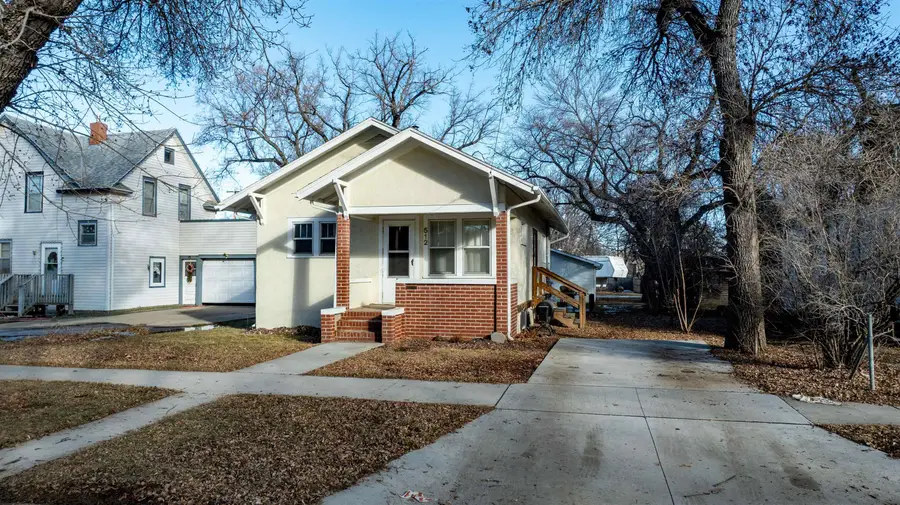 512 1ST ST NE, Minot, ND 58703 - #2