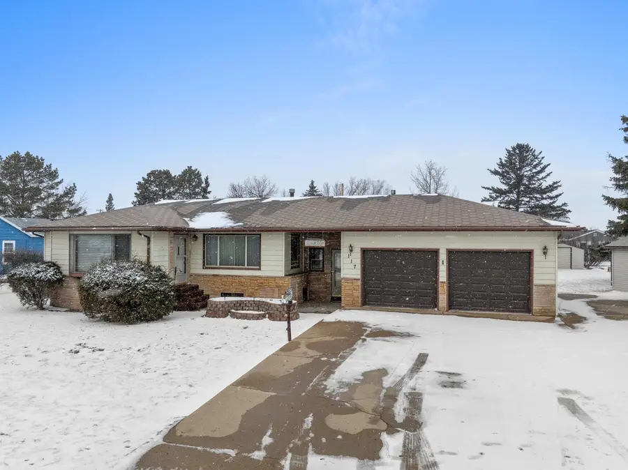 117 35TH AVE SE, Minot, ND 58701 - #2