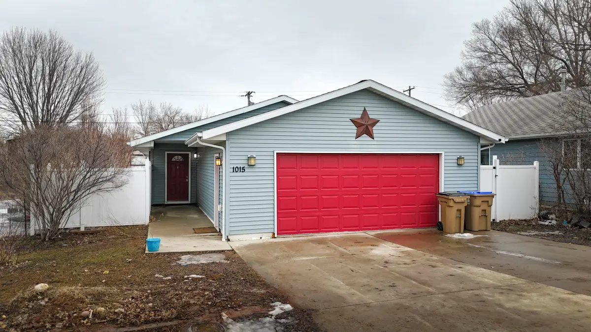 1015 37th St SE, Minot, ND 58701 - #1