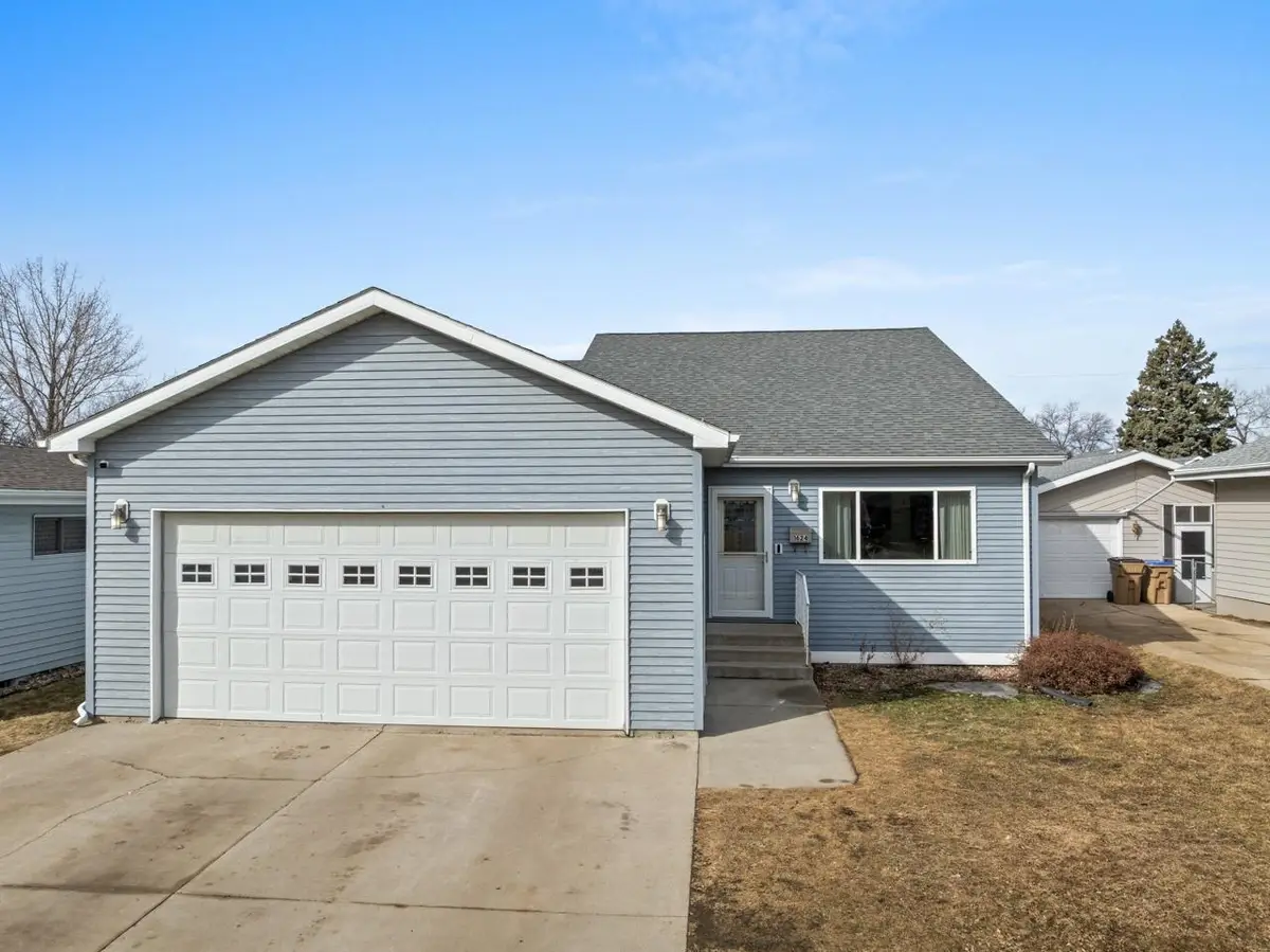 1624 1st St SE, Minot, ND 58701 - #1