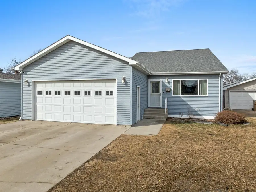 1624 1st St SE, Minot, ND 58701 - #2