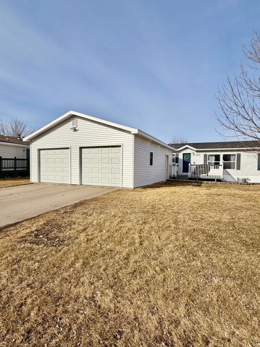 800 31st Ave SE, Minot, ND 58701 - #2