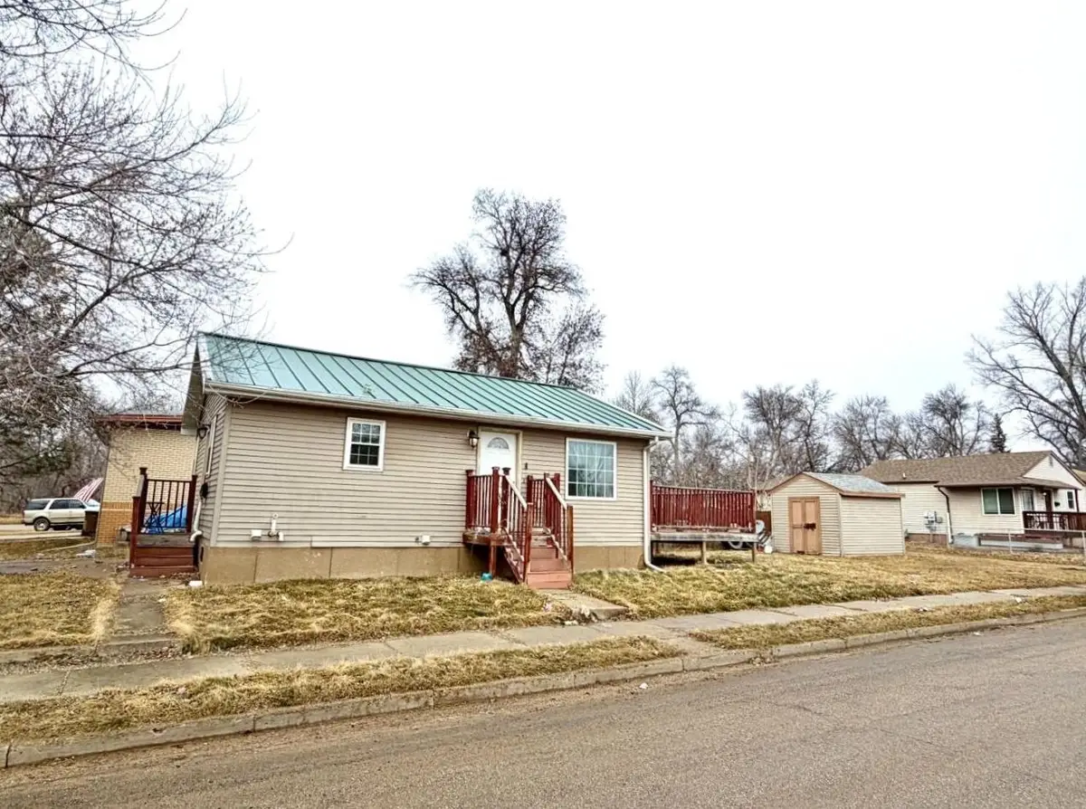 220 18th St SE, Minot, ND 58701 - #1