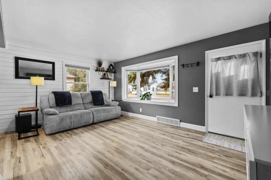 624 19th St NW, Minot, ND 58703 - #2