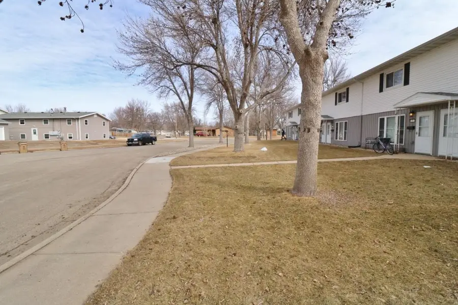 8 Westfield Circle, Minot, ND 58701 - #2