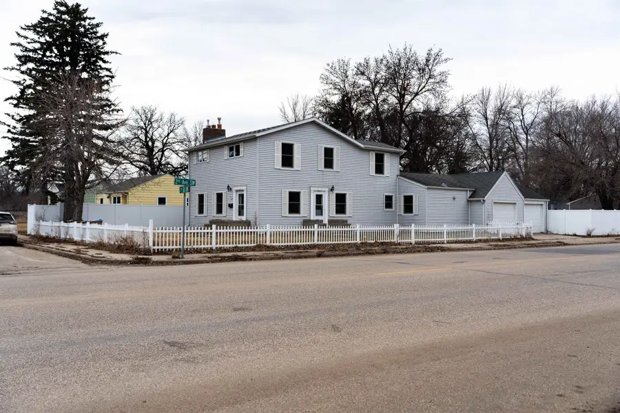 200 SW 11th St, Minot, ND 58701 - #2