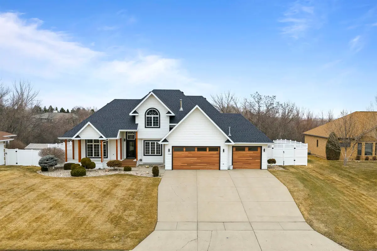 1005 15th Ave SE, Minot, ND 58701 - #1