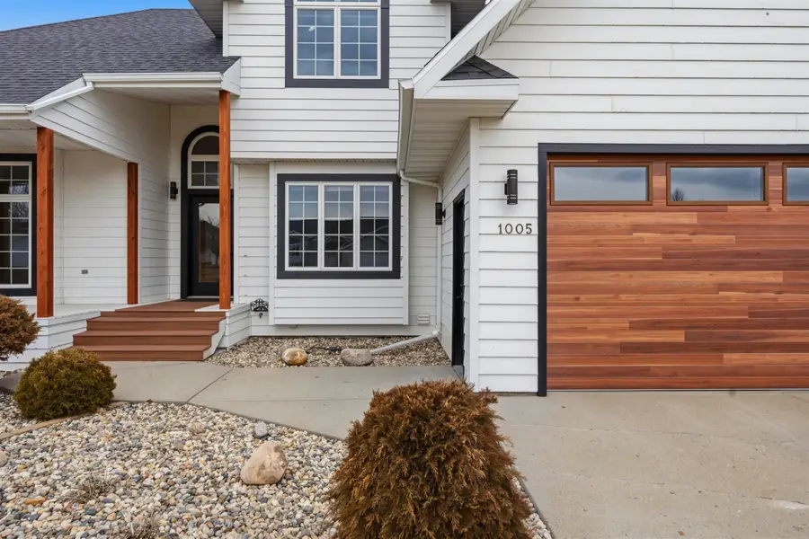 1005 15th Ave SE, Minot, ND 58701 - #2