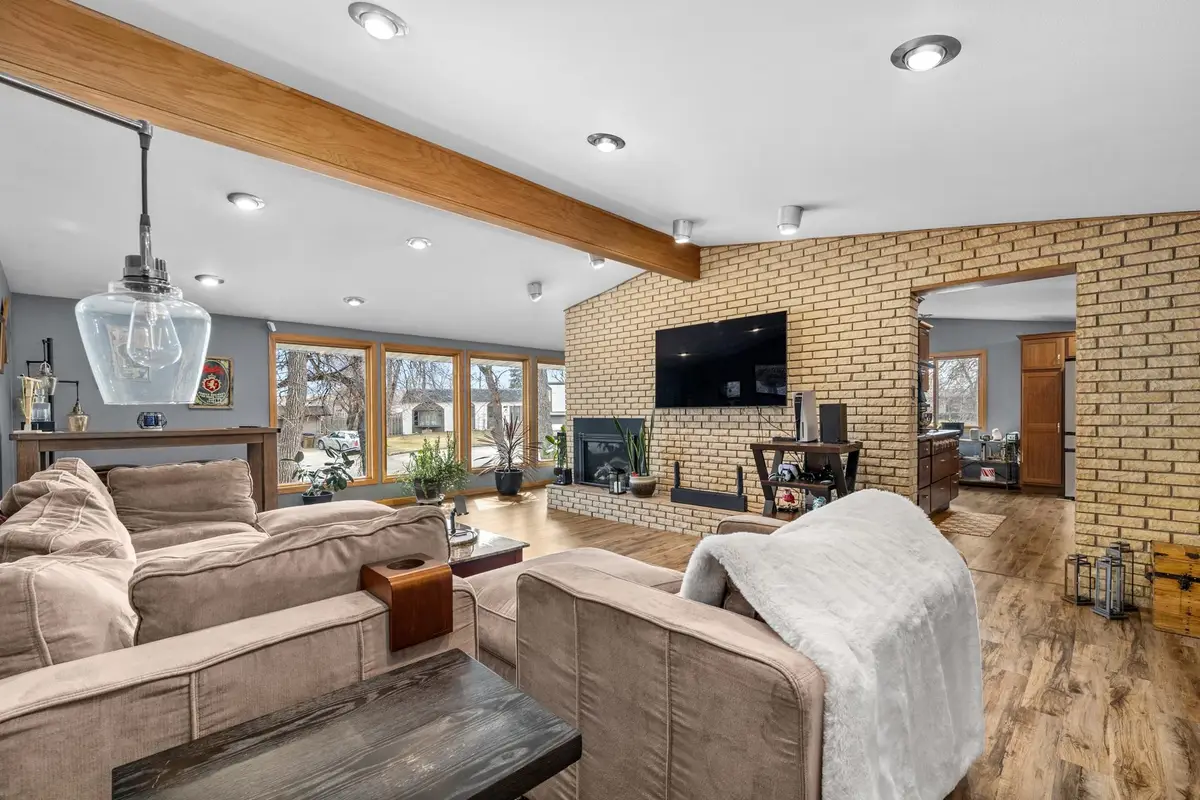 304 15th St SW, Minot, ND 58701 - #1